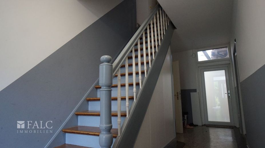 Komplette saniert 300 m² Fachwerkhaus und ca. 2.800 m² Grundstück – Treppe zum OG