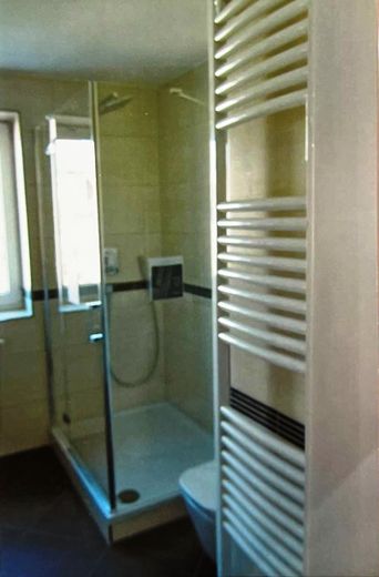 Zentral, aber ruhig gelegene 3-Zimmer Wohnung mit Balkon und Stellplatz als Kapitalanlage, prov.frei – Bad Dusche