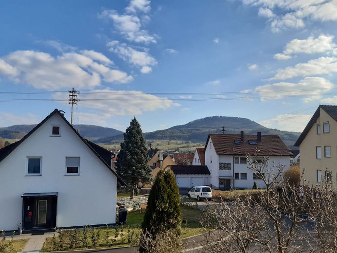 Sanierte 2.5-Zi-Wohnung mit Einbauküche, Terrasse, Garten + Gartenhütte in Waldstetten – Ausblick vom Haus