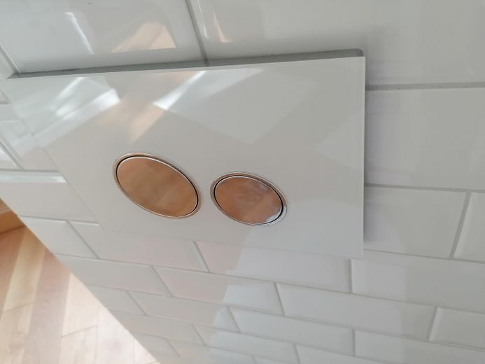 Keine Provision, Südbalkon/Südgarten, energetisch topsanierte Stadtvilla, Villenkolonie Pasing I – Echtglas-WC-Panel