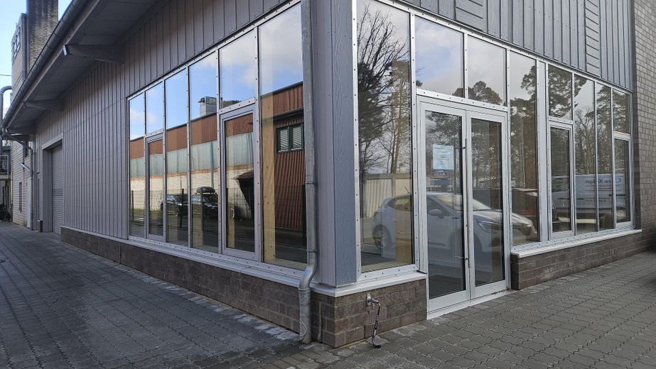 Halle commerciale neuve avec surface de bureaux dans un emplacement central idéal – Außenansicht Eingang