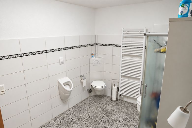 गर्म किया हुआ व्यावसायिक परिसर, लगभग 1.120 m² हॉल + कार्यालय, कारपोर्ट, 15–20 पार्किंग स्थान – Upgant-Schott – फोटो 24