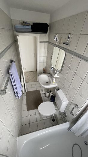 2,5 Raum Südstadt, Balkon 18 m², Wannenbad + Fenster, Energetik erfüllt, viele Dämmungen – Bad