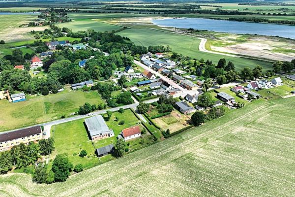 Einfamilienhaus mit Scheune und Nebengebäuden