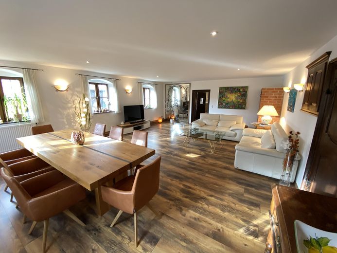 Eşsiz, komisyonsuz! Konut/lifestyle malikanesi, 3 daire, yaklaşık 480m² kullanım alanı, 800m² depo alanı, 7000 m² arsa – Wohnbereich im EG
