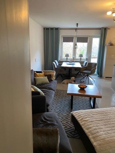 renovierte Wohnung mit Balkon und Blick ins Grüne – Wohnzimmer