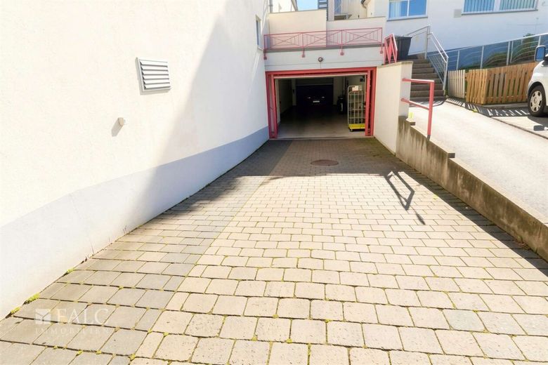 Helle Büroräume mit Entwicklungspotenzial zur Wohnnutzung – Tiefgarageneinfahrt