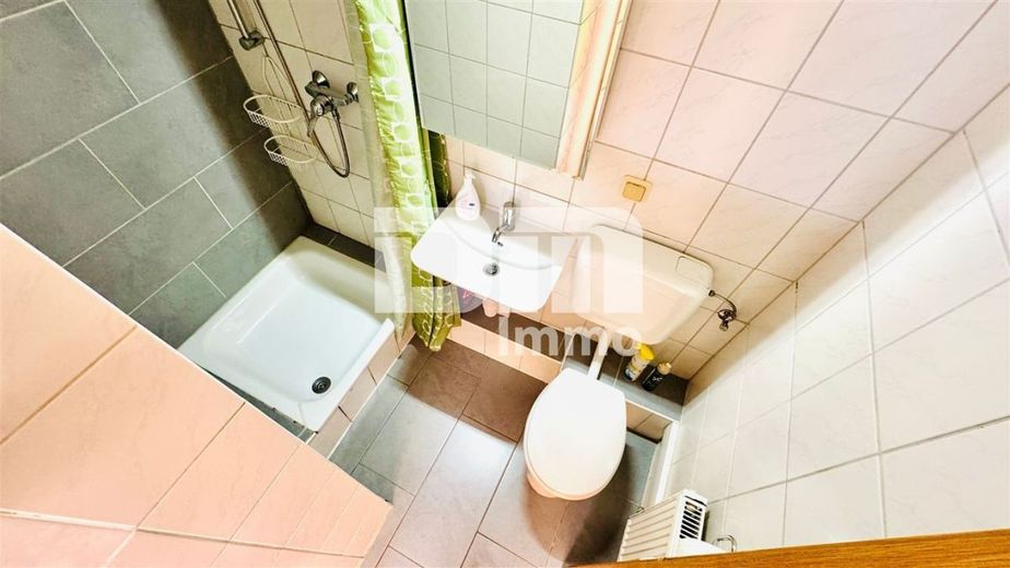 Kompaktes Apartment BJ 1991 im Souterrain in ruhiger Wohnanlage – Bad / Dusche
