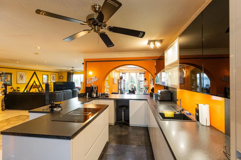 O Küche Blick in Wohn u.Esszi