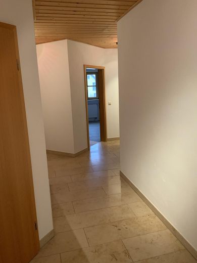 Wunderschöne Wohnung mit Balkon in bester Lage von Pöttmes – Flur