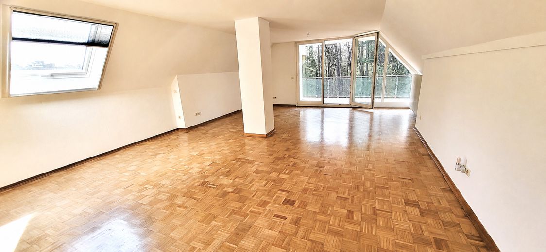 Große sonnige Dachgeschosswohnung -  Ruhige Villenlage - Südloggia - ca. 20 Min. zum Hauptbahnhof – Wohnzimmer