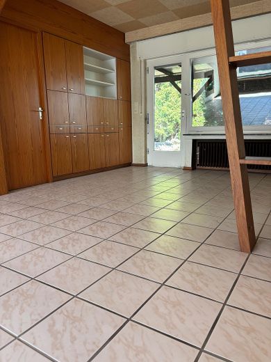 Bungalow mit großer Doppelgarage in ruhiger, zentraler Lage auf tollem Grundstück – Trennmöbel-Küche Esszimmer
