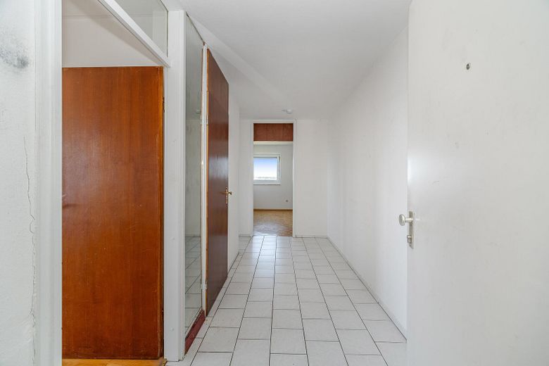 Bezugsfreie 3-Zimmer-Wohnung im 13. Obergeschoss mit zwei Balkonen und Alpenblick – Foto 7