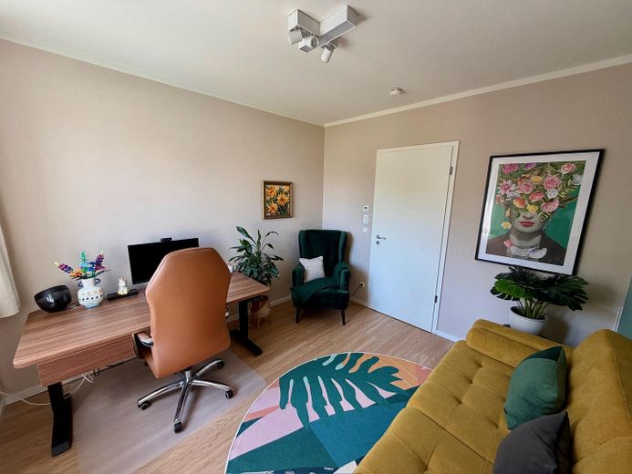 Sin comisión: Moderno apartamento de 4 habitaciones con balcón orientado al oeste y plaza de garaje subterránea con posibilidad de carga – Kinderzimmer