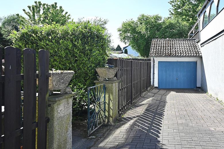 Einfahrt und Garage