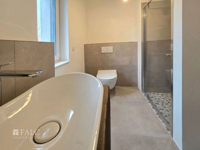 ERSTBEZUG! Neubau-Reihenendhaus - hochwertig, stilvoll &amp; durchdacht – Duschbad Obergeschoss