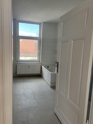 3-Zimmer-Whg, frisch modernisiert, Dusch-Wannenbad, Gäste WC, große Küche – Badezimmer
