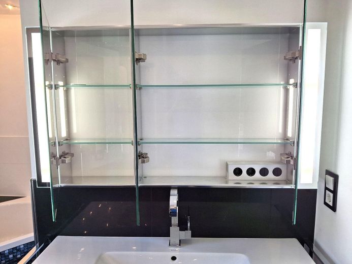 Exklusives Penthouse in Hamburg-Boberg, eigene Erdwärme, kein Hausgeld – exklusiver Spiegelschrank