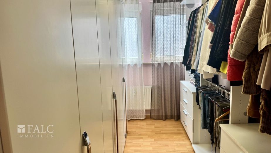 Mehrfamilienhaus als rentables Anlageobjekt (SOLL-Kaltmiete 154.200 EUR / Jahr, Provisionsfrei) – Ankleide