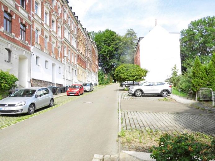 ¡Paquete inmobiliario con 7 edificios residenciales plurifamiliares parcialmente alquilados, situado en una zona urbana tranquila de la ciudad de distrito principal de Reichenbach, a la venta directamente junto al recinto de la Exposición Estatal de Jardinería! – Foto 1