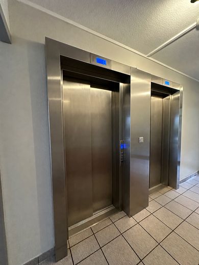 VANAF AUG 2027: Stijlvol gemeubileerd appartement | Tijdelijk wonen | Gemeubileerd wonen in Sachsenhausen – Aufzüge