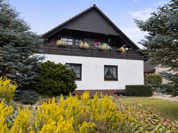Einfamilienhaus mit ca. 325 m² Wohn- und Nutzfläche in ruhiger Wohnlage von Trittau – Frontansicht