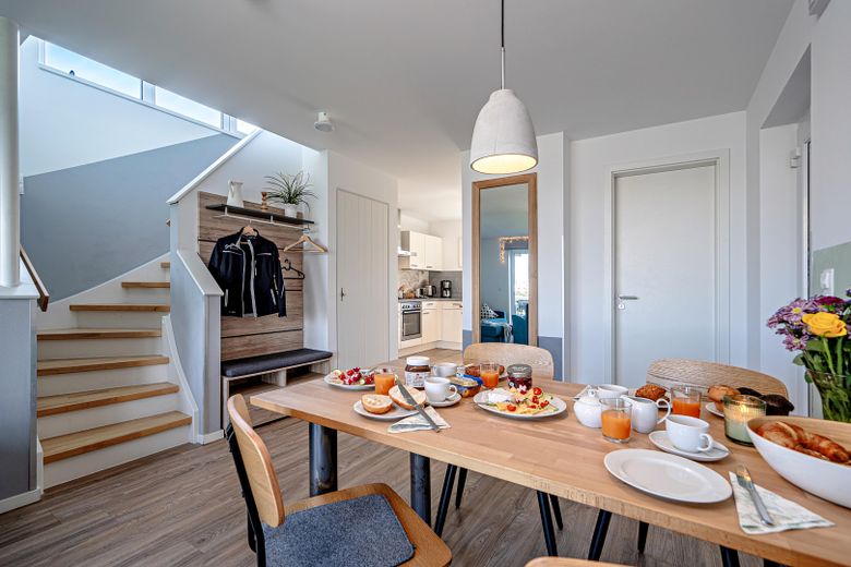 Freistehendes Ferienhaus im Ostseeressort Olpenitz Kappeln, Wasserlage – Esszimmer und Treppe