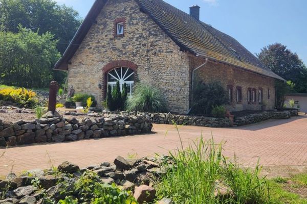 Ancienne ferme rénovée et halle commerciale à Pye 
à vendre !