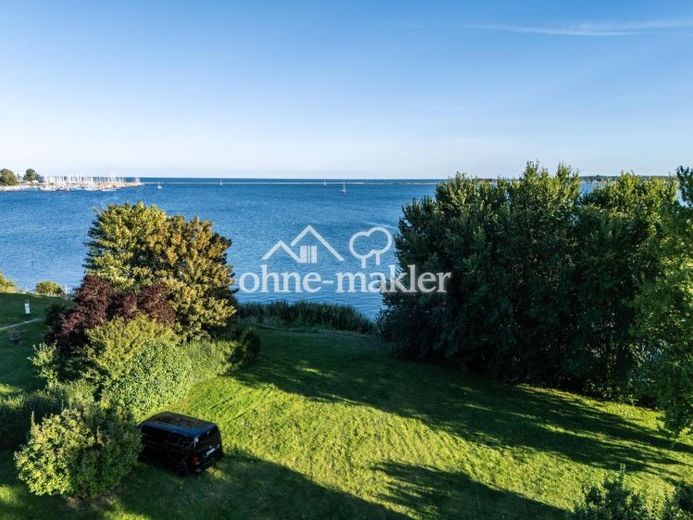 Działka budowlana 931 m² – pierwsza linia brzegowa nad cieśniną Fehmarnsund, widok na marinę – Zdjęcie 1