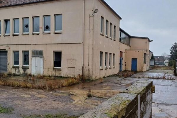 Capannone di produzione / magazzino con zona di carico in vendita