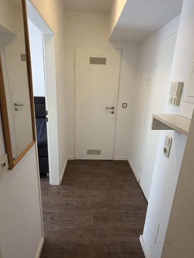 Limited until 31.01.2027 – Beautiful 1-room basement apartment with separate kitchen – Flur