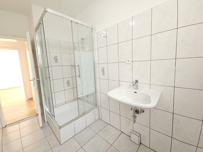 Frisch renovierte 3-Zimmer-Wohnung mit neuem Laminatboden in ruhiger & zentraler Lage – Foto 10