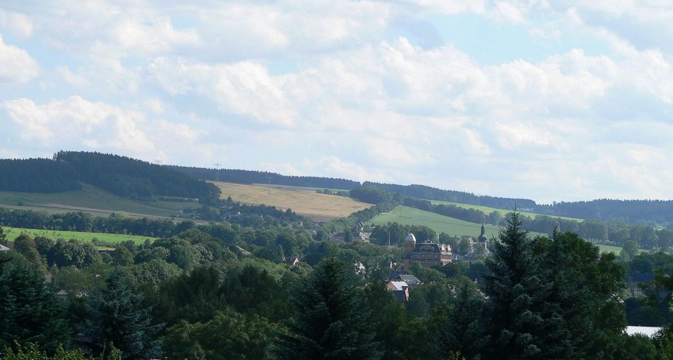 Freistehendes Mehrgenerationenhaus am Ortsrand – Blick vom OG zum Stadtzentrum