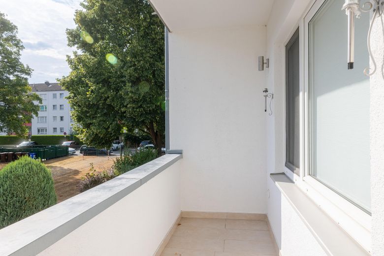 Wie neu: Modernisierte 3-Zimmer-Wohnung mit hochwertiger Küche in ruhiger Lage. – Loggia