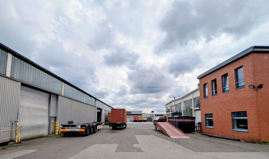 Gewerbeobjekt mit Hallen und Büroräumen in attraktiver Lage von privat – Hof hinten