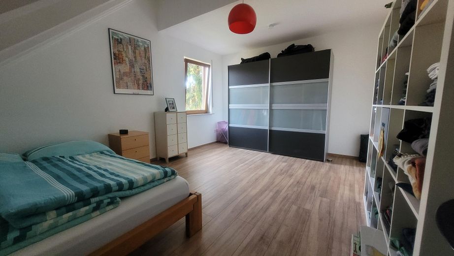 Moderne Maisonette „Am Weinfass“: Komplett renoviert mit flexiblem Wohnkonzept – Großes Schlafzimmer