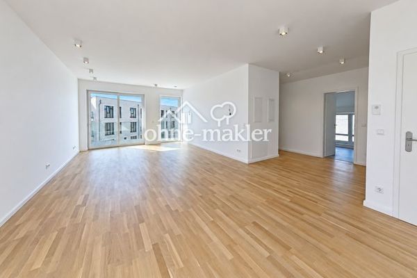 Appartamento molto luminoso, dalla disposizione moderna, con balcone (un tocco di Skywalk), garage incluso