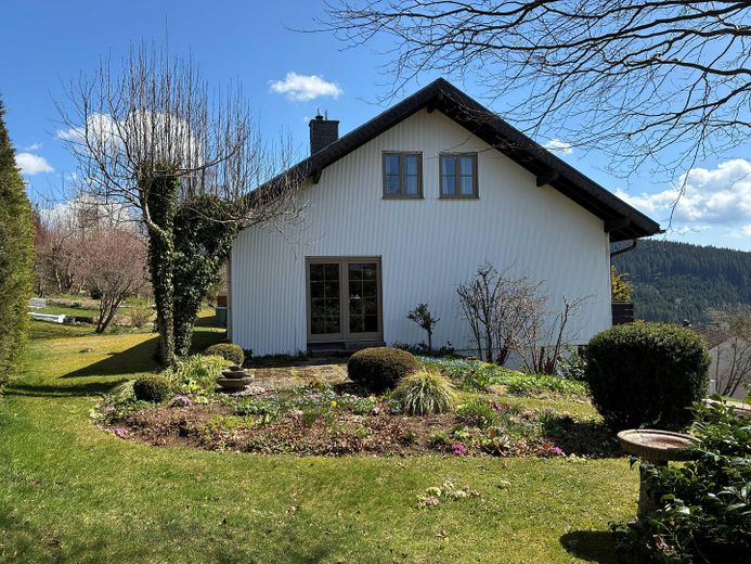 Westseite mit Garten