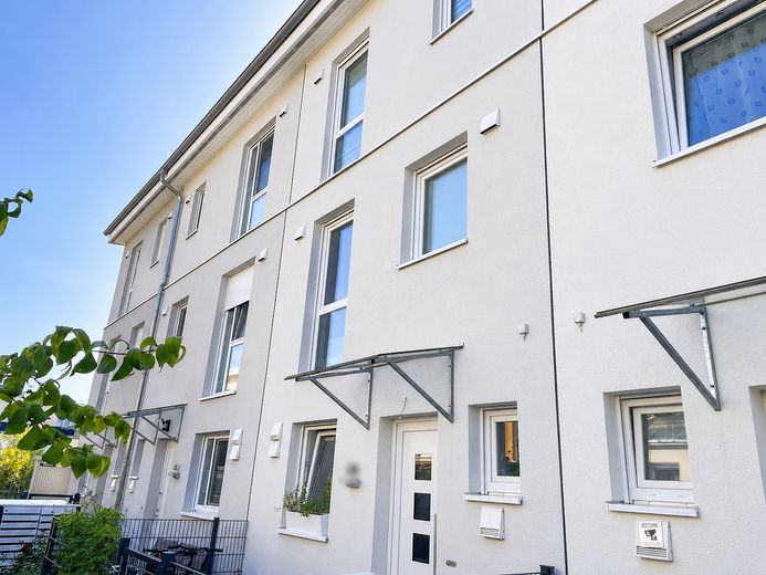 Modernes Reihenmittelhaus mit Garten und Dachterrasse in Berlin-Lichtenrade – Außenansicht