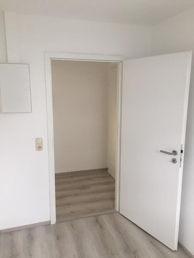 2,5 Zi.-Terrassenwohnung m. Garten (incl. Küche) + feste Tiefgarage in Forchheim/Nähe Bhf. – 3. kleine Zimmer m. Fenster