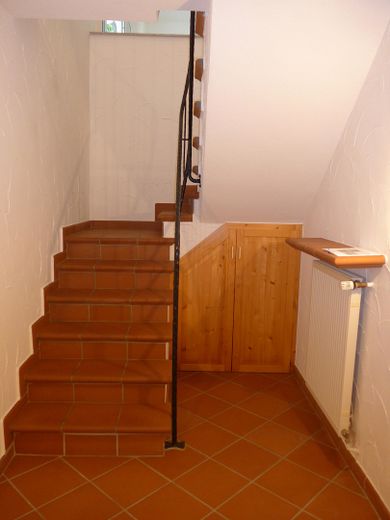 Oase der Ruhe in Witten Bommern: grosses Haus mit großem Grundstück zu vermieten – Treppe Souterrain ins Erdgesch