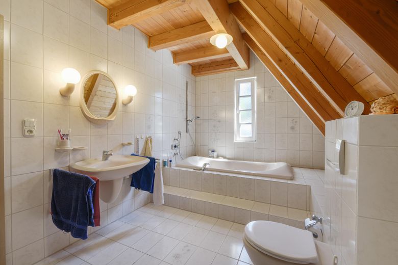 Casa unifamiliar versátil con galería, sauna y apartamento independiente – Bad