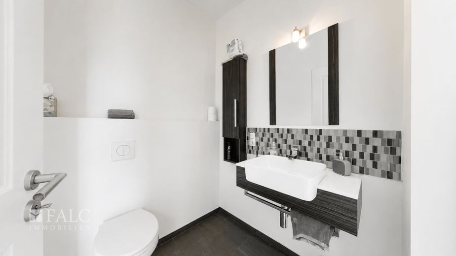 Liebhaberobjekt mit unverbaubarem Naturblick - Architektenhaus mit Pool + Sauna Wohnen mit Ausblick – Gäste WC