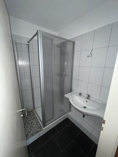 Appartement lumineux de 4 pièces avec balcon et cuisine équipée à louer immédiatement. – Duschbad 