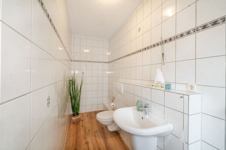 Einfamilienhaus mit Einliegerwohnung, Doppelgarage und Garten. Willkommen in Horhausen! – Gaste-WC