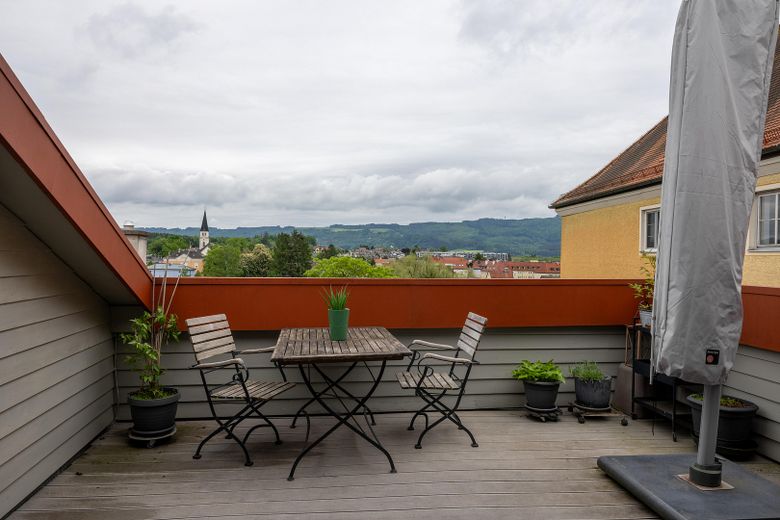 Großzügige Dachgeschoßwohnung – Terrasse 2 Blick ins Güne