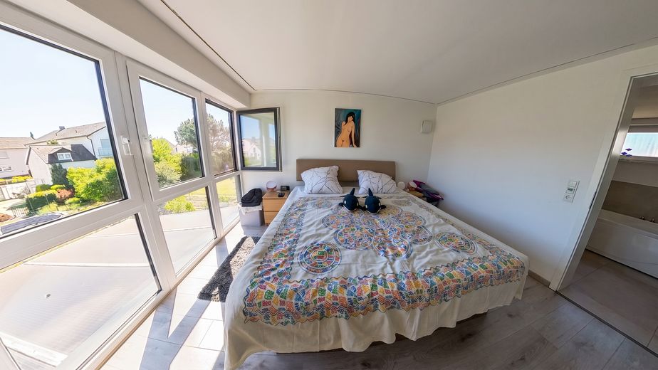 Modernisiertes Familienhaus mit Pool, Sauna, Flächenkühlung/Heizung, Smart Home & PV-Anlage – Schlafzimmer