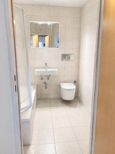 Senza commissione: luminoso appartamento di 3 locali in posizione tranquilla con vista aperta – Badezimmer