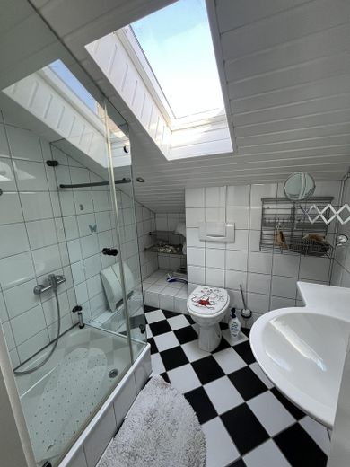 Einfamilienhaus Duisburg Rumeln mit Doppelgarage, Garten + Teich – Duschbad