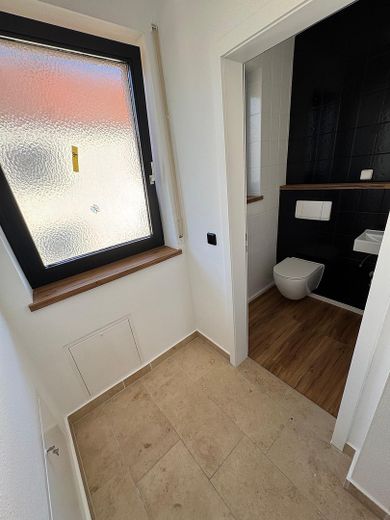 Hepberg’in merkezi konumunda geniş, kapsamlı şekilde yenilenmiş 3 odalı, 1. kat dairesi + 2 balkon – Gäste WC